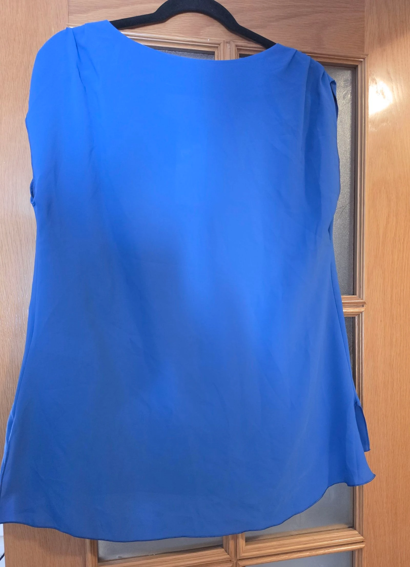 Blusa azul Klein elegante com detalhe de joia – photo 2